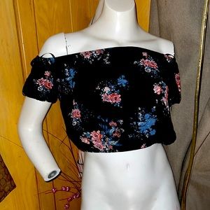 Woman’s belly off the shoulder super cute!